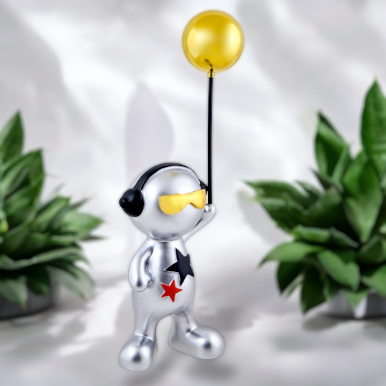 Alien With Balloon Showpiece