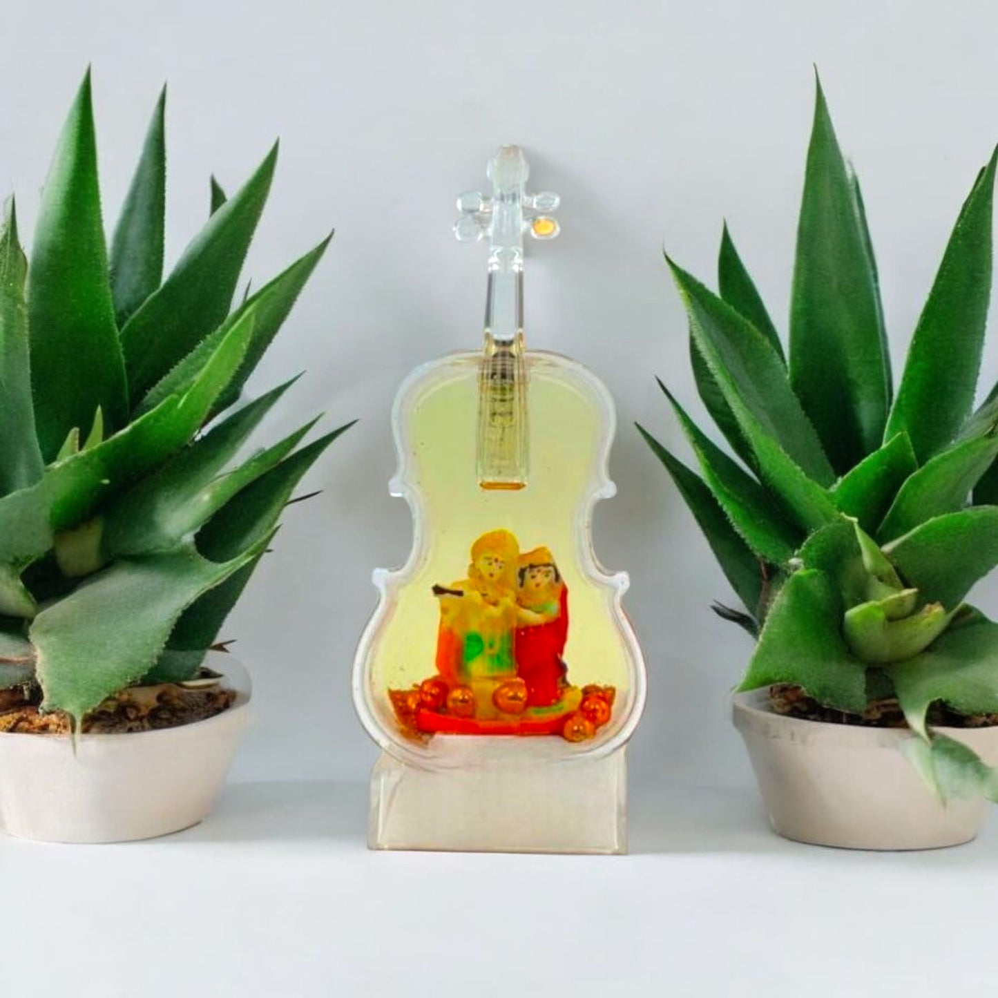 Couple Paper Weight in Violin